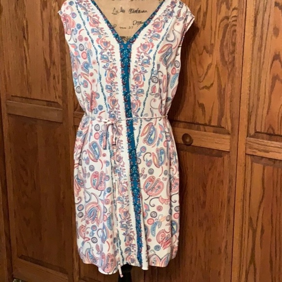 White Floral Sleeveless Dress with Tieable Belt - Picture 2 of 8